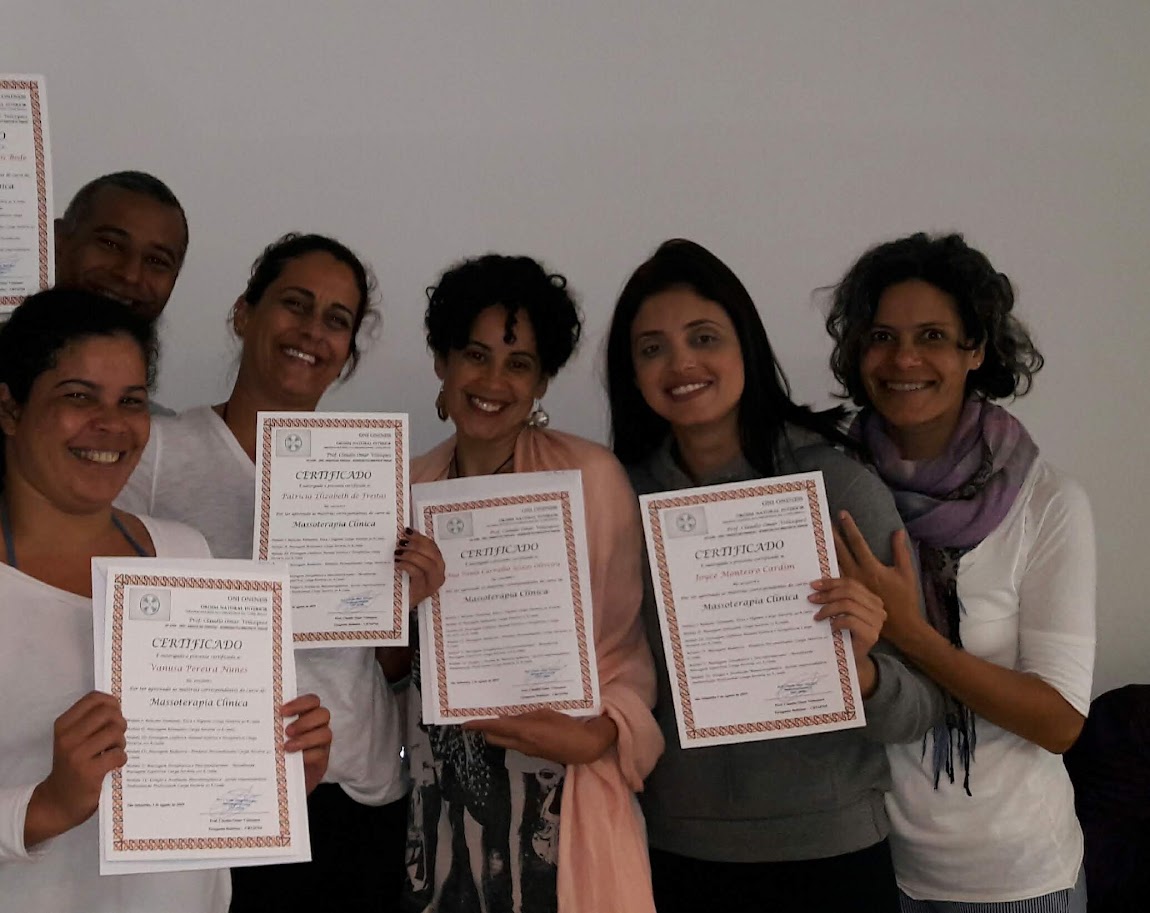 Alunos exibindo os certificados de Massoterapia Clínica