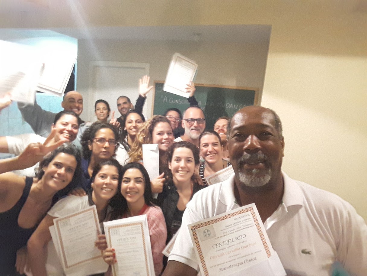 Turma de Massoterapia Clínica comemorando a formatura